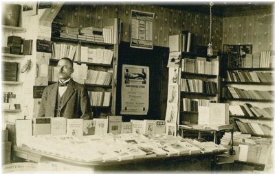 Kirjakauppias Hugo Suvanto Tyrvn Kirjakaupassa 1900-luvun alussa