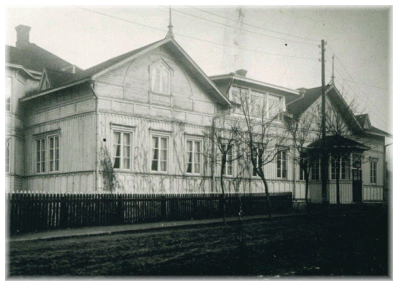 Tyrvään Kirjakauppa aloitti toimintansa Tyrvään apteekkirakennuksessa huhtikuussa 1891. Kauppaan mentiin kuistin kautta.
