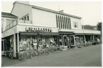 Kirjakauppa muutti omaan taloon 1955.
