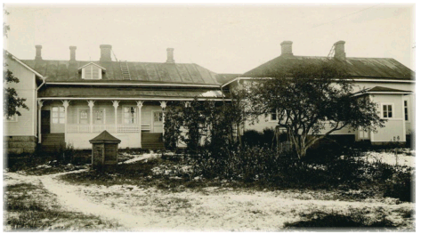 Hugo Suvannon talo lisäsiipineen järveltä katsottuna 20-luvulla. Talossa oli koti ja kauppa.