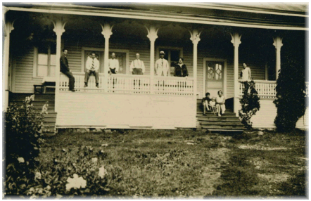 Hugo Suvannon perhettä 30-luvulla kotitalon verannalla.